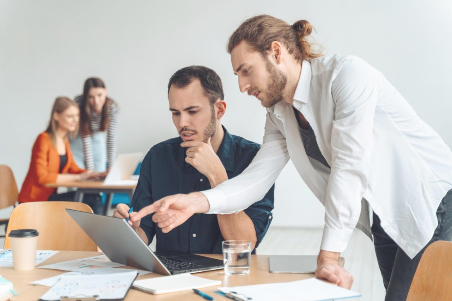 Session de formation financière avec des participants engagés