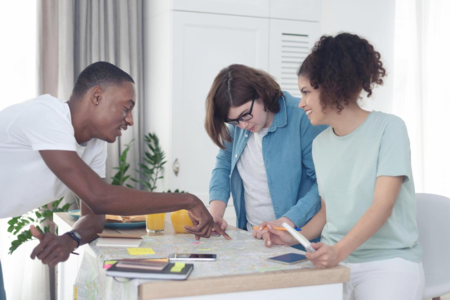 Session de formation en gestion financière avec des professionnels analysant des données budgétaires